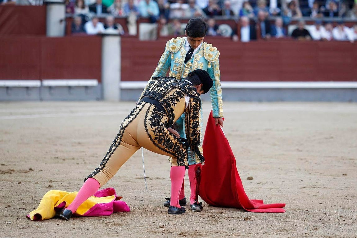 Sangre y orejas de auténticos novilleros en Madrid