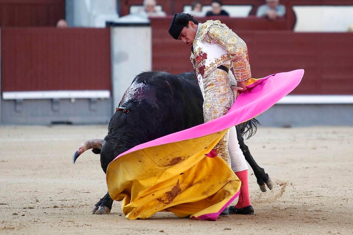 Sangre y orejas de auténticos novilleros en Madrid