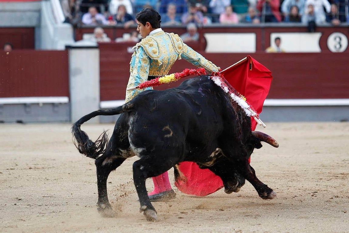 Sangre y orejas de auténticos novilleros en Madrid