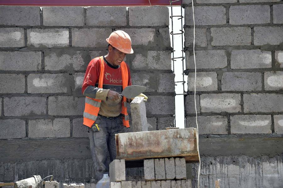 Un obrero trabaja en la reconstrucción del mercado de Pedernales. 