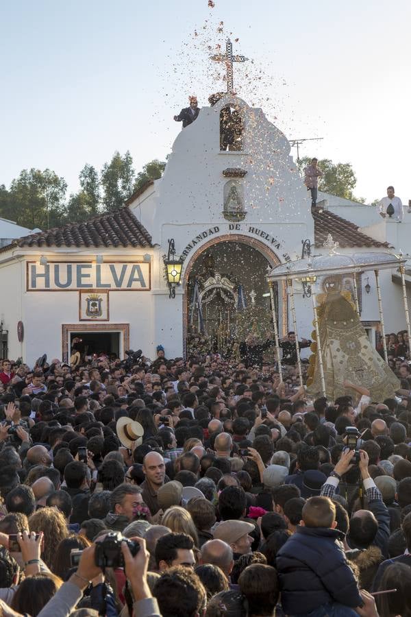 La procesión de la Virgen del Rocío por las calles de la aldea