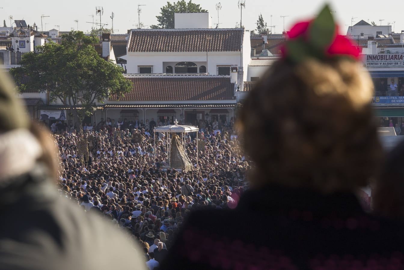 La procesión de la Virgen del Rocío por las calles de la aldea