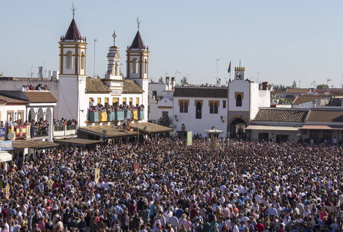La procesión de la Virgen del Rocío por las calles de la aldea