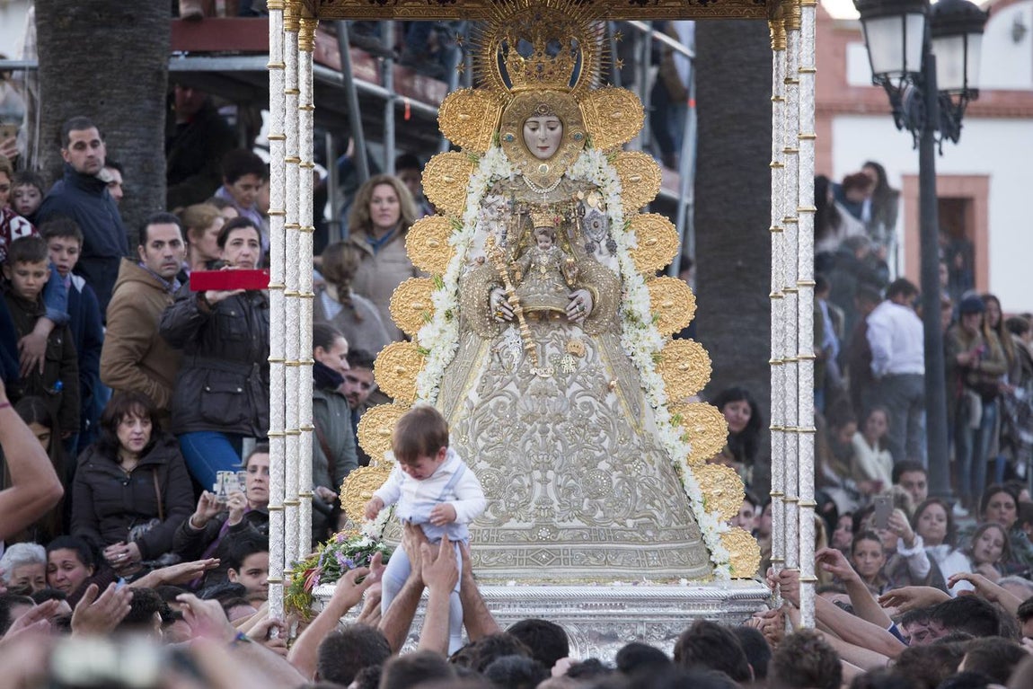 La procesión de la Virgen del Rocío por las calles de la aldea