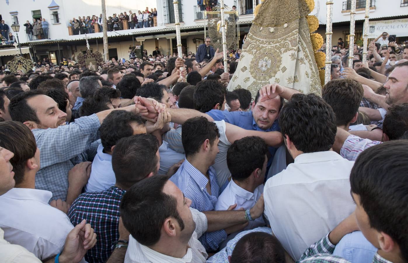 La procesión de la Virgen del Rocío por las calles de la aldea