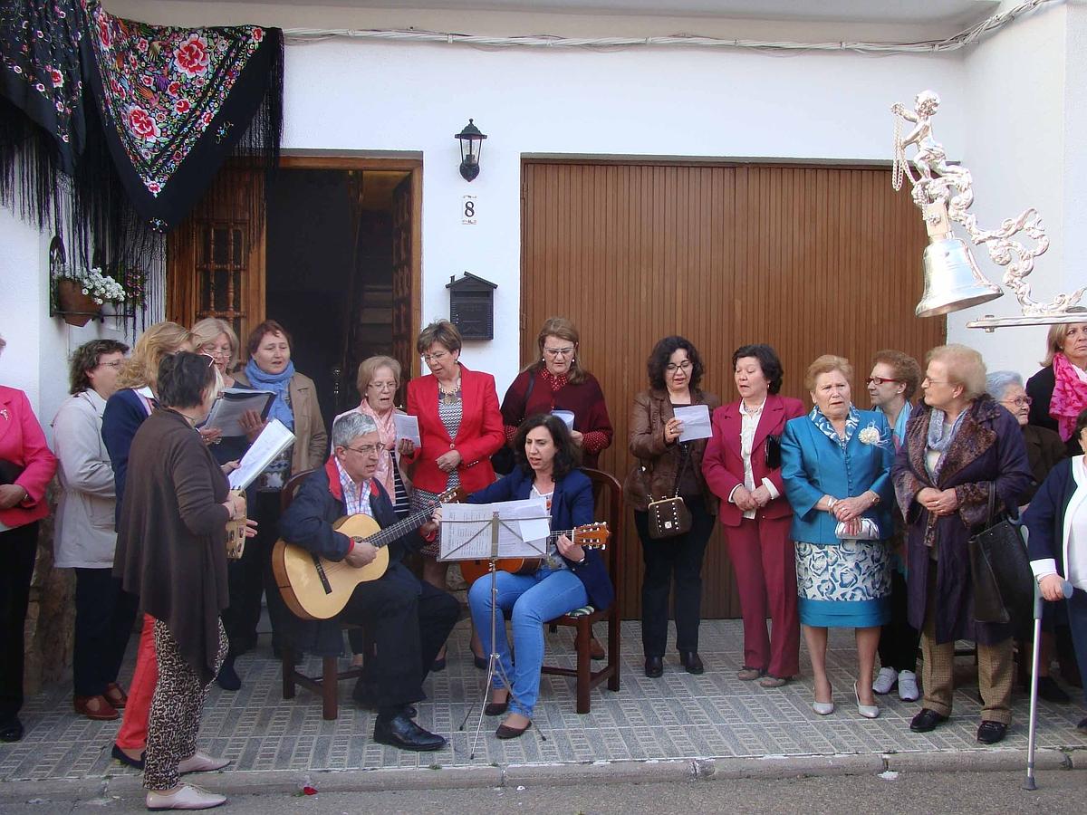 Un coro canta a la virgen a su paso en la procesión. 