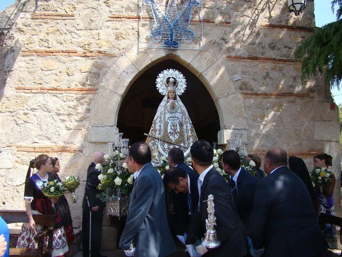 La Virgen de la Piedad sale de su ermita. 