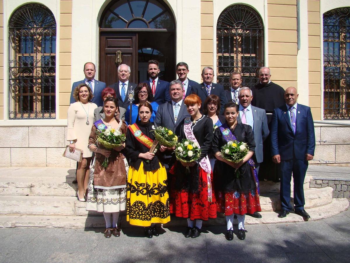 El alcalde Juan Carlos Navalón con el resto de la corporación y la reina y damas de las fiestas. 