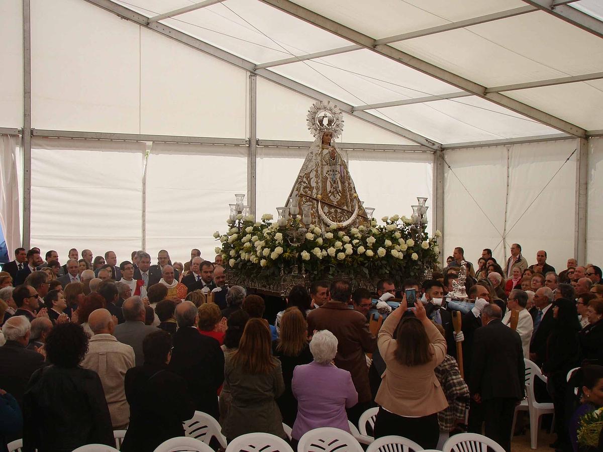 La virgen entró en la carpa entre fuertes aplausos y vítores de los fieles. 