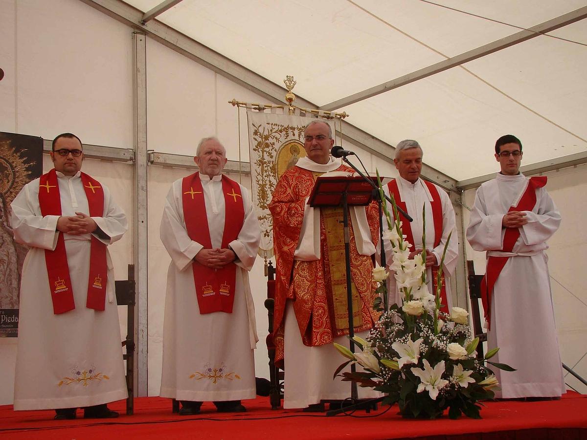 Cinco sacerdotes concelebraron la misa. 