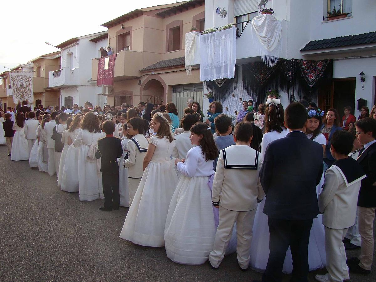 También participan en la procesión los niños y niñas que este año han hecho la Primera Comunión. 