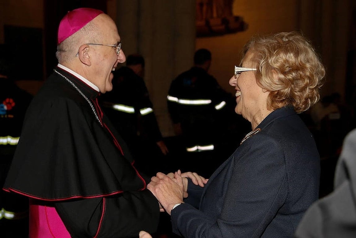 La alcaldesa de Madrid, Manuela Carmena, saluda a monseñor Carlos Osoro. 