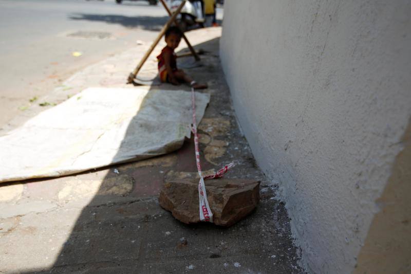 Los padres de Shavani se dedican a cavar agujeros para los cables de electricidad en la ciudad de Ahmedabad. 