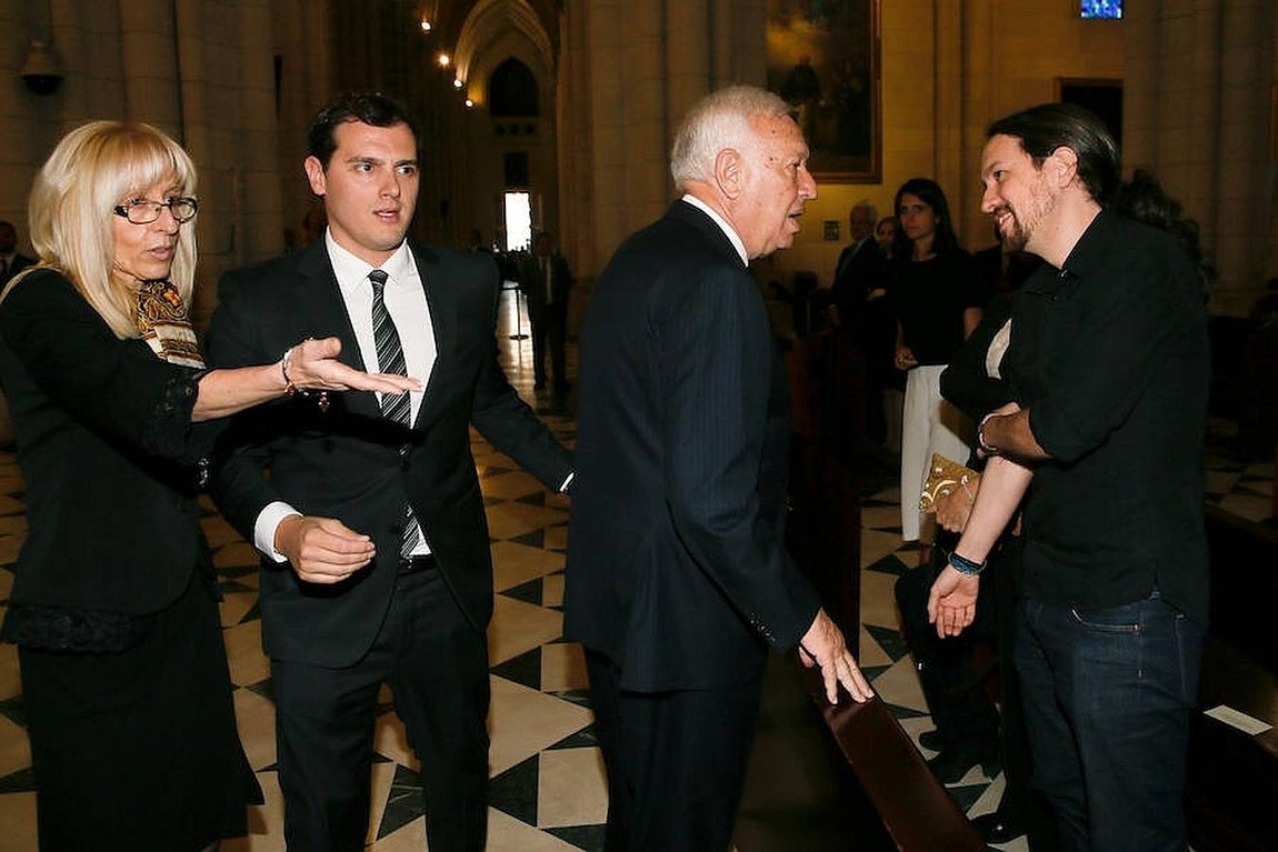 El líder de Podemos, Pablo Iglesias, saluda al ministro de Asuntos Exteriores en funciones, José Manuel García-Margallo, en presencia del candidato de Ciudadanos, Albert Rivera. 