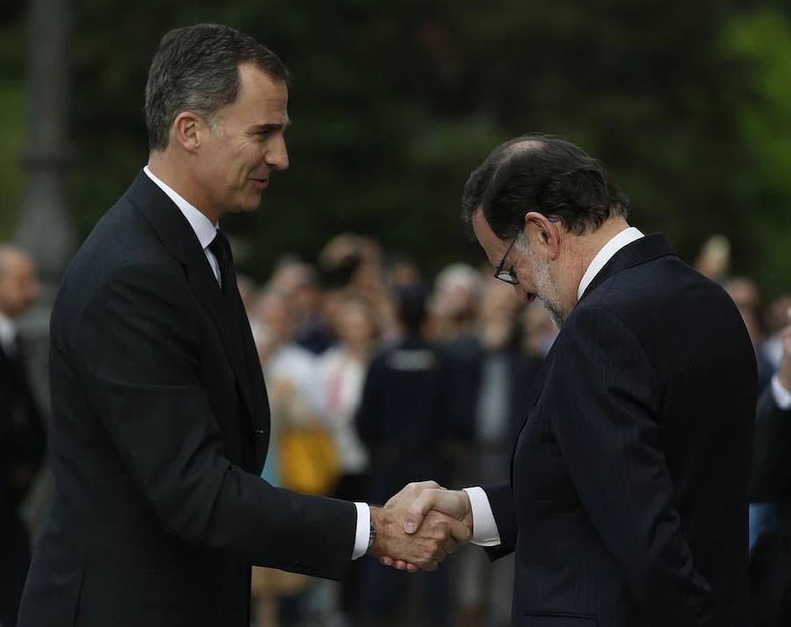 El presidente del Gobierno en funciones, Mariano Rajoy, saluda al Rey. 