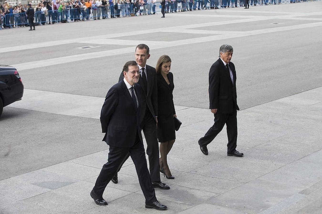 Los Reyes Don Felipe y Doña Letizia junto a Mariano Rajoy y al embajador de Ecuador en España, Miguel Calahorrano. 