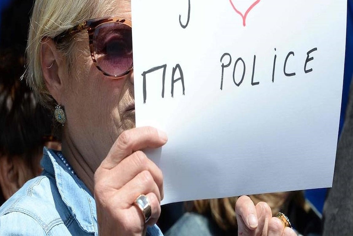 Otra ciudadana muestra su apoyo a las cuerpos de seguridad: «Yo quiero a la Policía». 