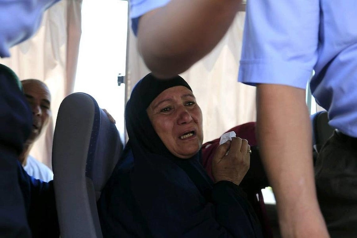 La mujer de una de las víctimas llora desconsoladamente. 