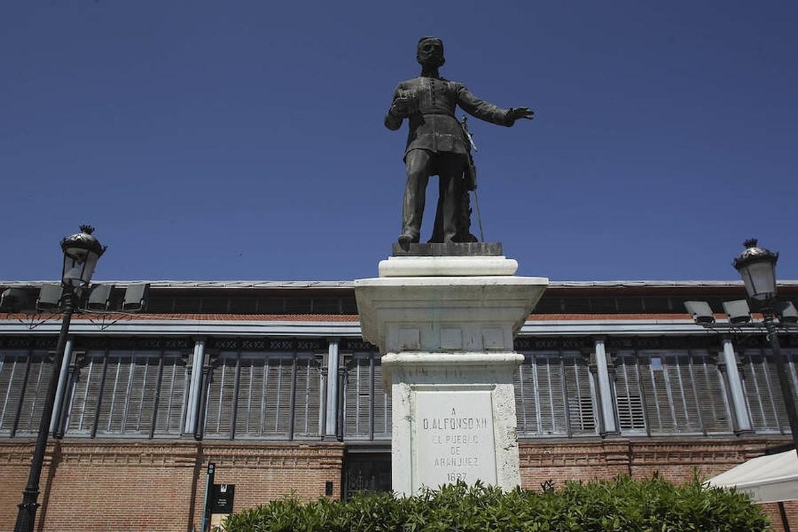 21.. La estatua de Alfonso XII, en la plaza de la Constitución, detrás de la plaza de Abastos