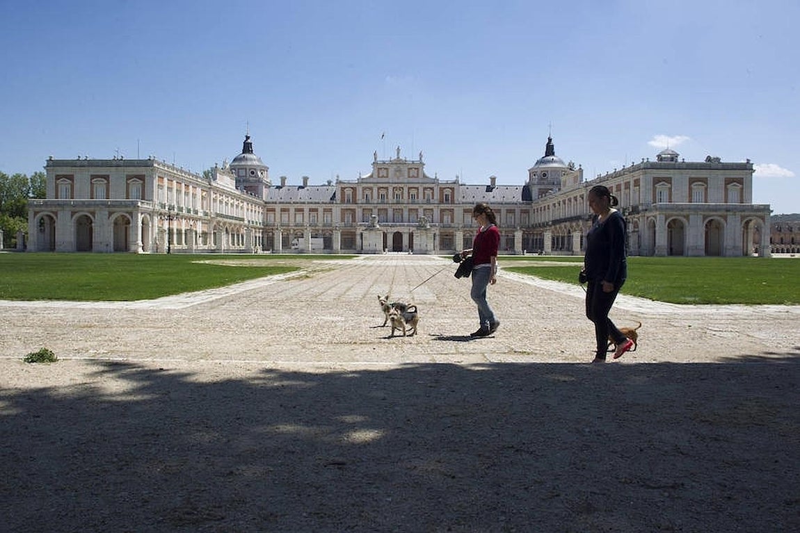 7.. La fachada principal del Palacio Real de Aranjuez, desde la plaza Elíptica