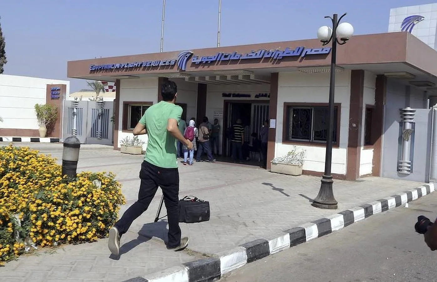 Las carreras de los familiares se han sucedido en el aeropuerto de El Cairo