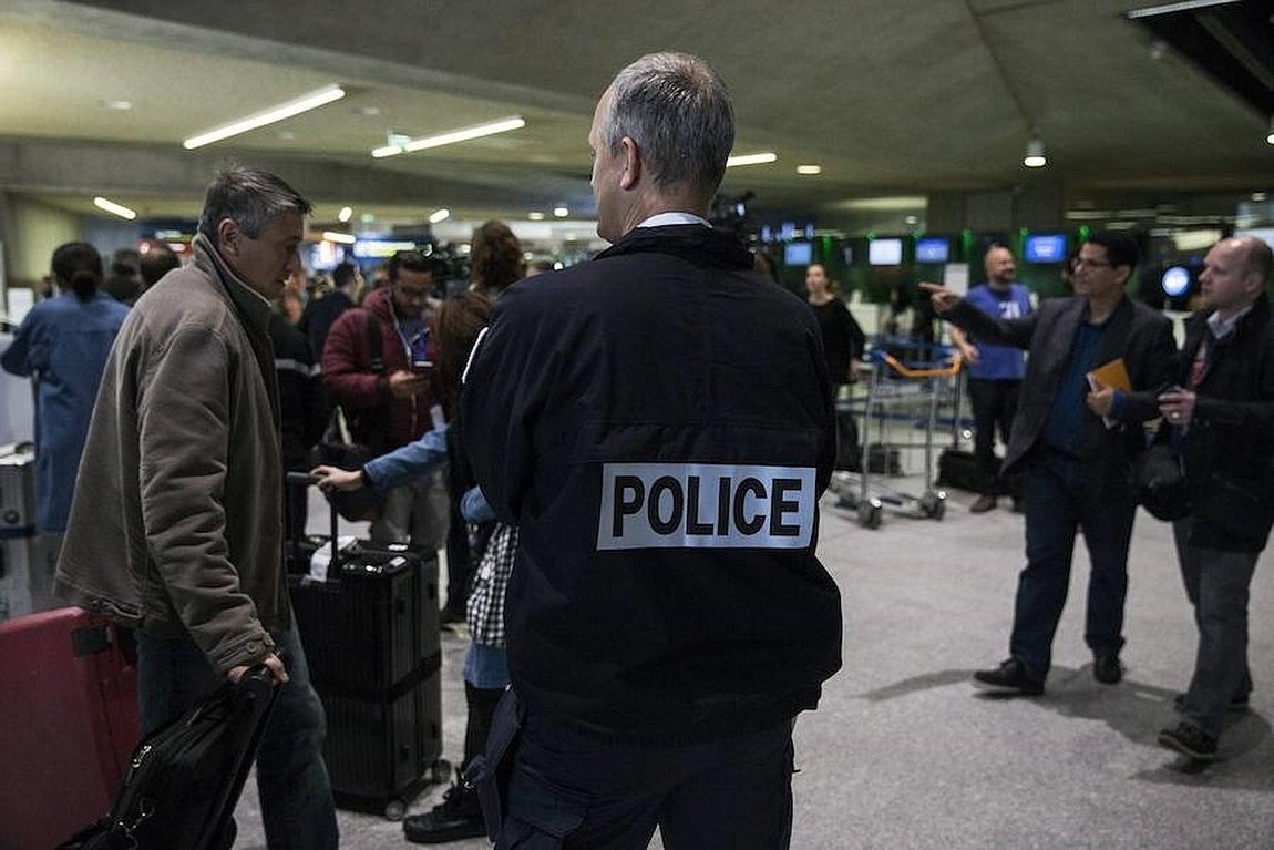 Un oficial galo de la Policía de Fronteras vigila en el aeropuerto Roissy-Charles de Gaulle cerca de París (Francia). 