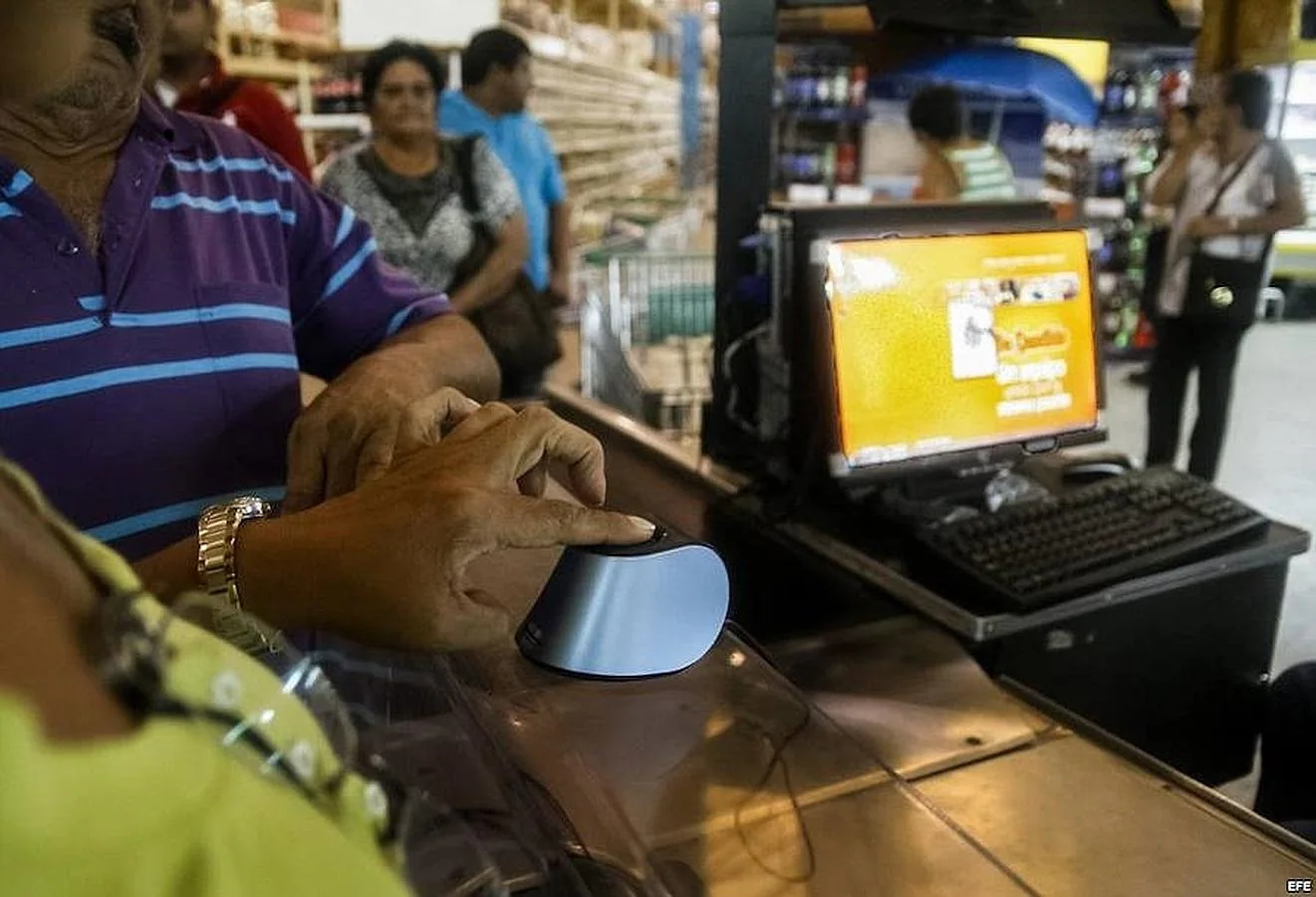 La captahuella, es uno de los sistemas de control para que los ciudadanos no adquieran productos más de una vez el mismo día en las tiendas