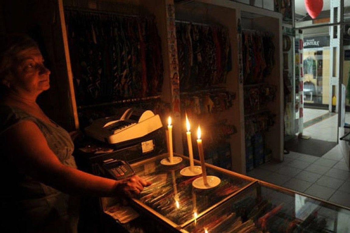 Los negocios también se han visto afectados por estos cortes de luz. Algunos han optado por cerrar durante el tiempo que dura, mientras otros aguantan con velas para poder hacer alguna venta. 