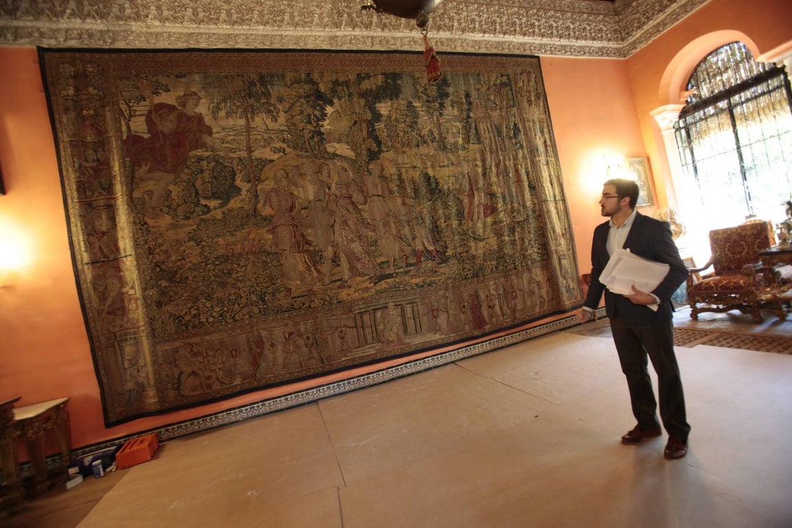 'Mercurio enamorado de Herse' de Willem de Pannemaker (s.XVI). El tapiz, que mide 7,28 por 4,44 metros y que ha sido colocado en su sitio por media docena de operarios especializados, con la ayuda de un andamio móvil, es de 1570 y está hecho, además de con lana y seda, con hilos de plata y oro