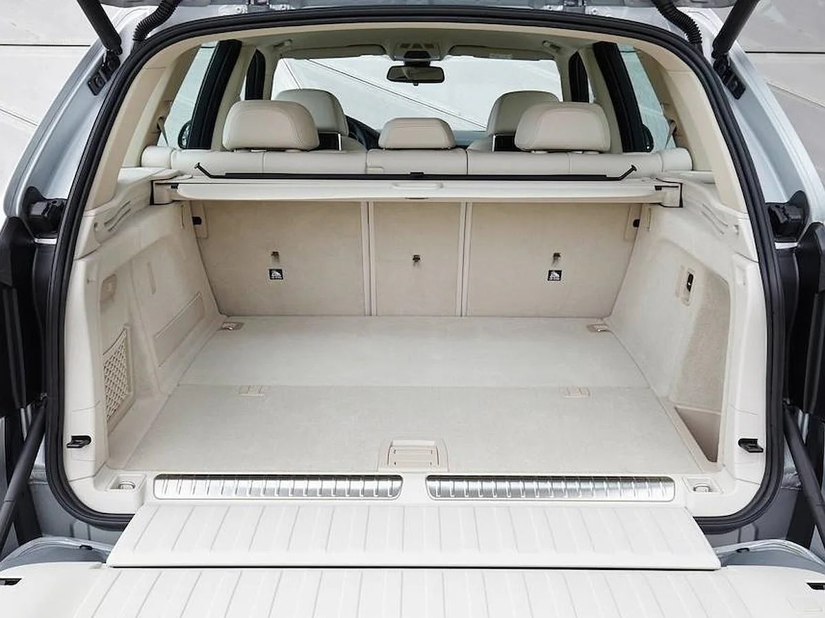 El portón trasero es eléctrico en el SUV más exclusivo de BMW