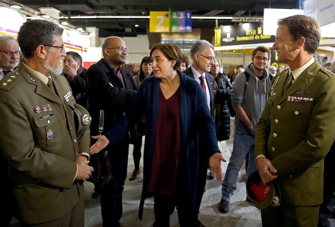 Colau dijo a los militares que su presencia no era grata en el Salón de la Enseñanza de Barcelona. 