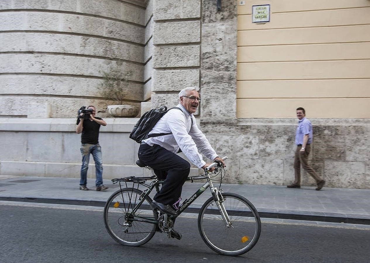 Pocos días aguantó el alcalde de Valencia, Joan Ribó, cogiendo la bici para ir al Ayuntamiento. 