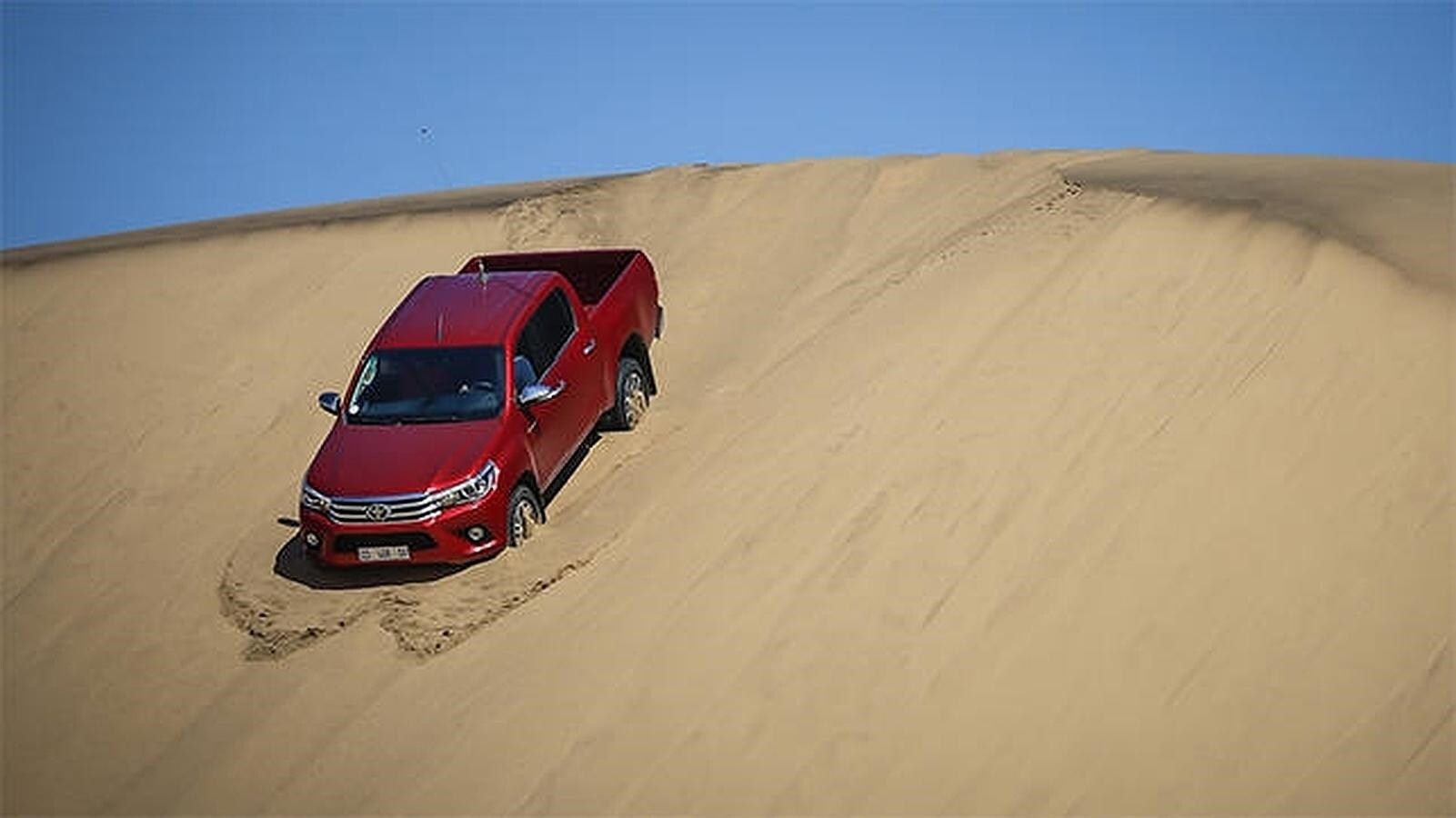 El nuevo Toyota Hilux circulando por las dunas del desierto