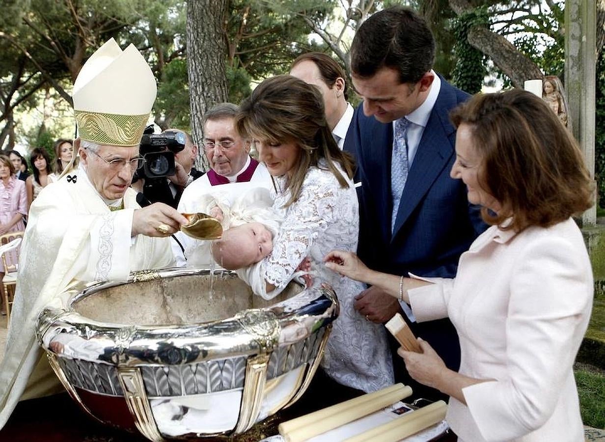 Don Felipe y Doña Letizia, en el bautizo de su hija, la Infanta Sofía. 