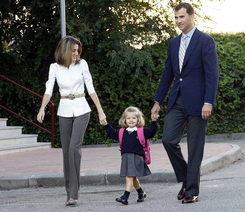 Los Reyes acompañaron a su hija, la Princesa Leonor, a su primer día de colegio. 