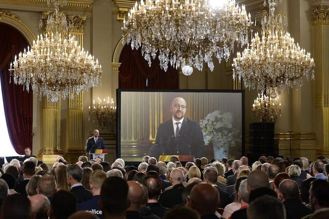 La ceremonia fue abierta por el cantante belga Getch Gaëtano con la canción «Imagine» de John Lennon, pieza que cantaron los belgas al día siguiente de los atentados en la plaza de la Bolsa de Bruselas, que se convirtió en un improvisado memorial de homenaje a las víctimas, 17 belgas y 15 de otras nacionalidades. 