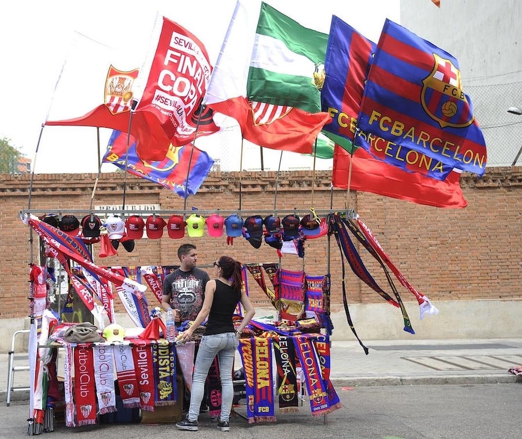 Las aficiones de Barça y Sevilla toman Madrid