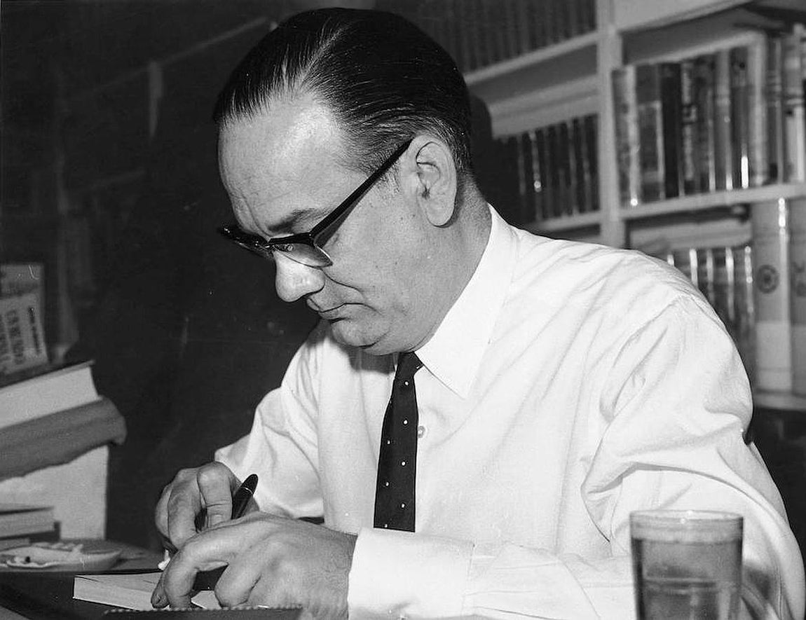 Camilo José Cela firma un ejemplar en la feria de 1963. 