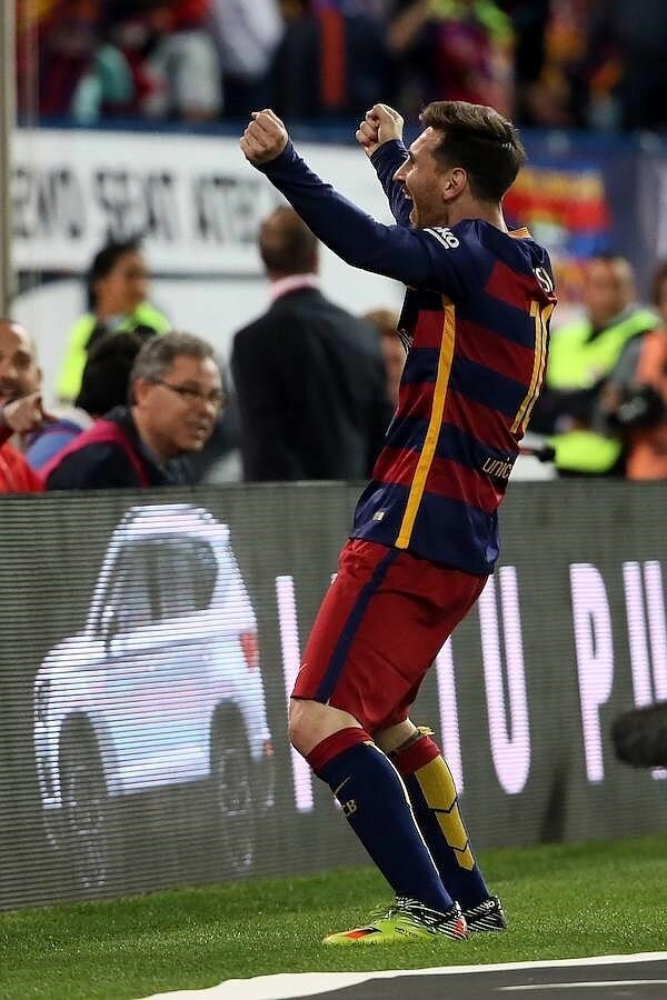Leo Messi celebra con el público el gol del Barcelona