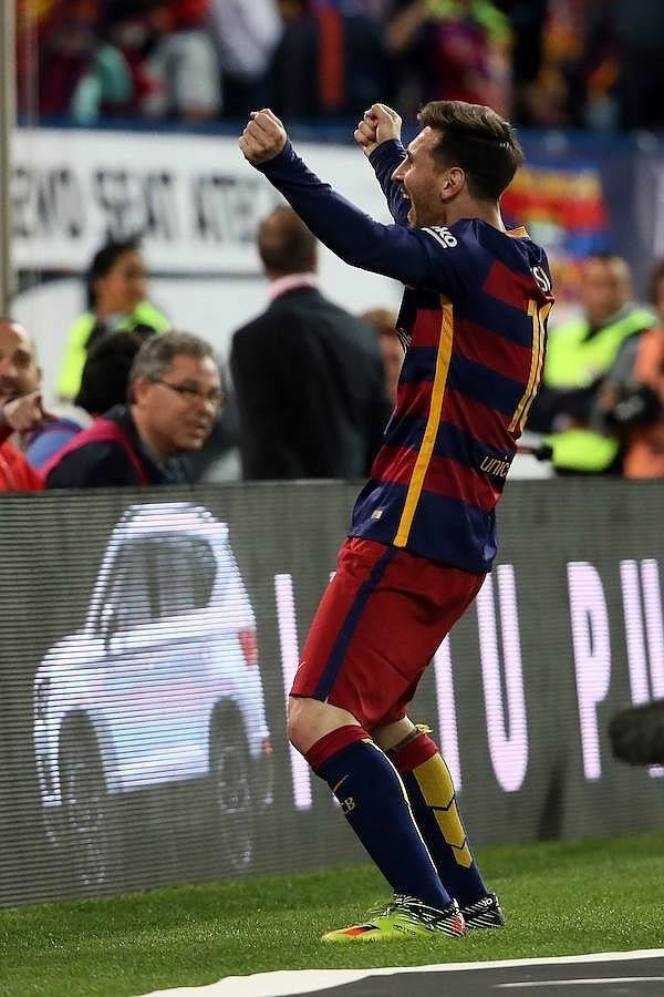 Leo Messi celebra uno de los goles con su afición. 