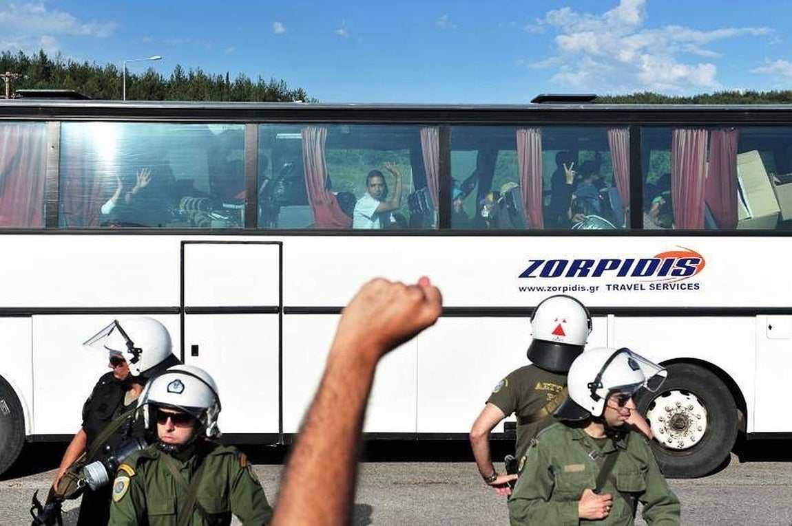 Inmigrantes y refugiados dejan en autobús el campamento de Idomeni. 