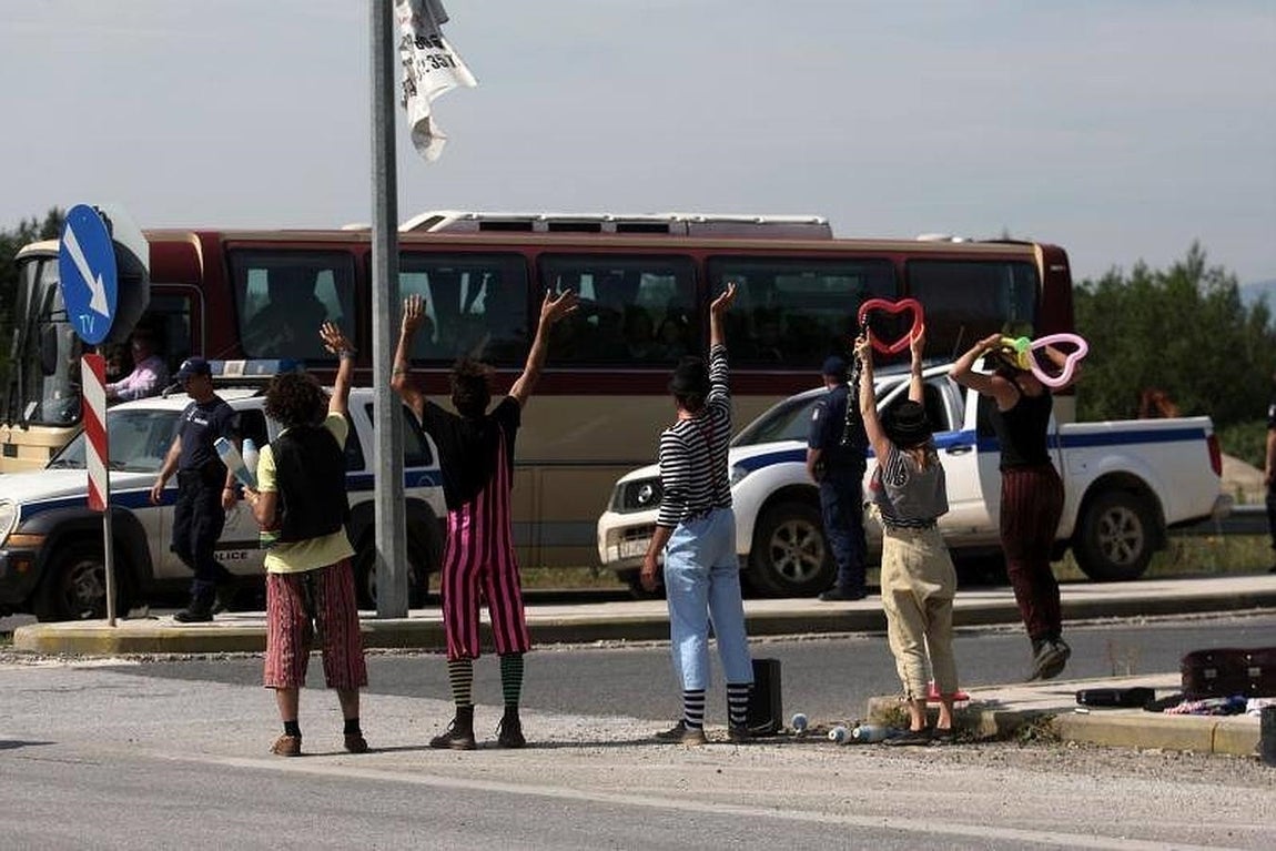 Más de 800 personas fueron puestas en los autobuses a los campos recién abiertos en las proximidades de la segunda ciudad de Grecia. 