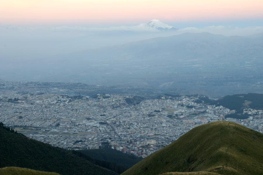 Miradores. A Quito se le conoce como la “Carita de Dios”. Constátalo al apreciar la ciudad desde diferentes zonas altas, donde los paisajes te quitarán el aliento. Visita el Teleférico temprano en la mañana y admira la urbe con los volcanes que la vigilan desde la Cruz Loma. Súbete a El Panecillo, lugar estratégico para observar Quito de norte a sur. En la tarde, justo antes de que llegue la noche, el cerro Itchimbía se convierte en un espacio mágico que te permite ver caer el sol detrás de las montañas mientras el centro histórico se ilumina a sus pies.