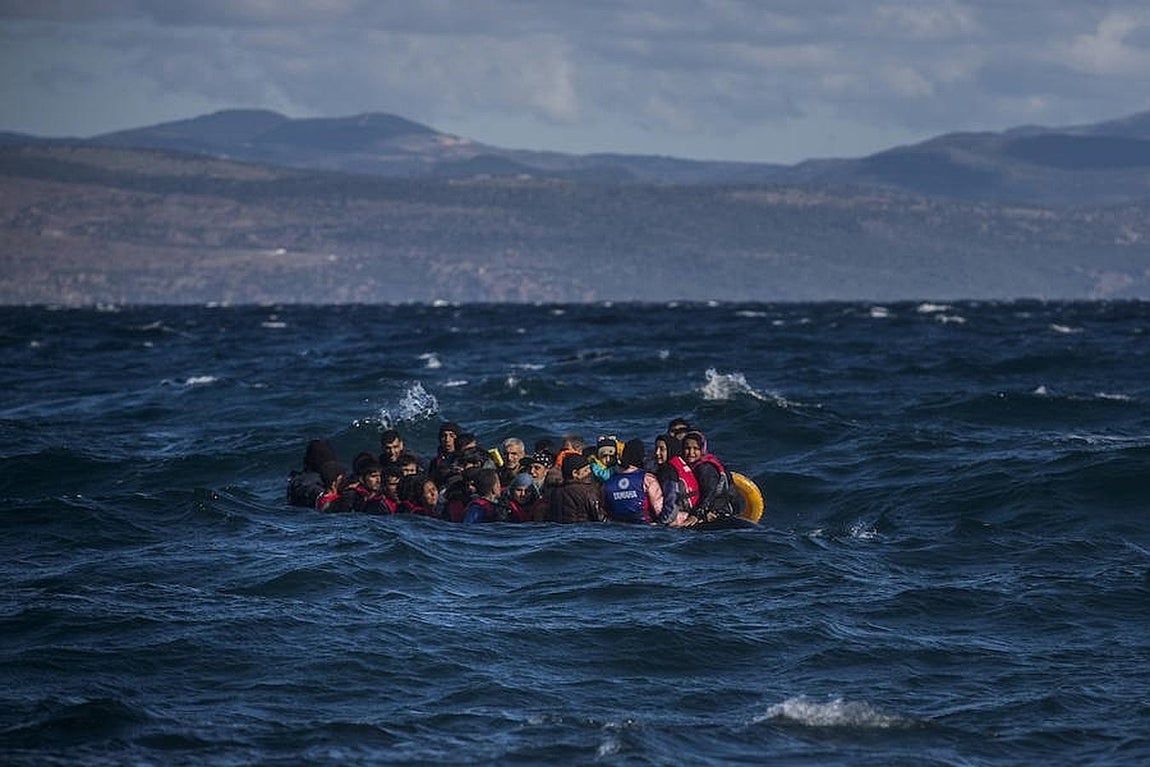 Un grupo de refugiados se aproxima a la isla griega de Lesbos a bordo de una patera. Cerca de una treintena de personas viajan en la misma balsa.. 