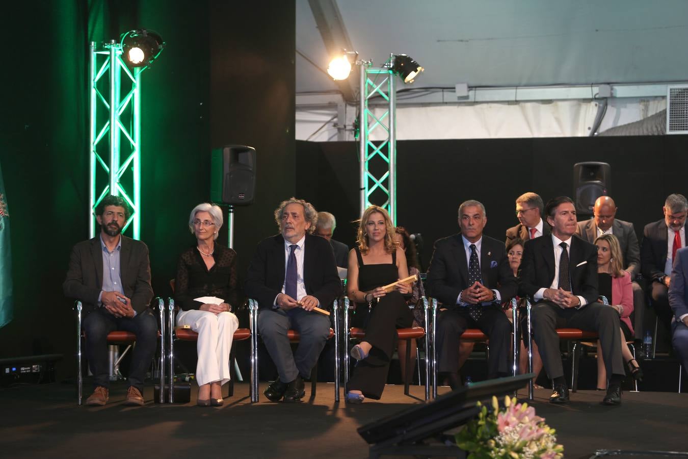 El acto de entrega de medallas de la provincia de Sevilla estuvo presidido por el presidente de la Federación Española de Municipios y Provincias (FEMP) y alcalde de Vigo, Abel Caballero