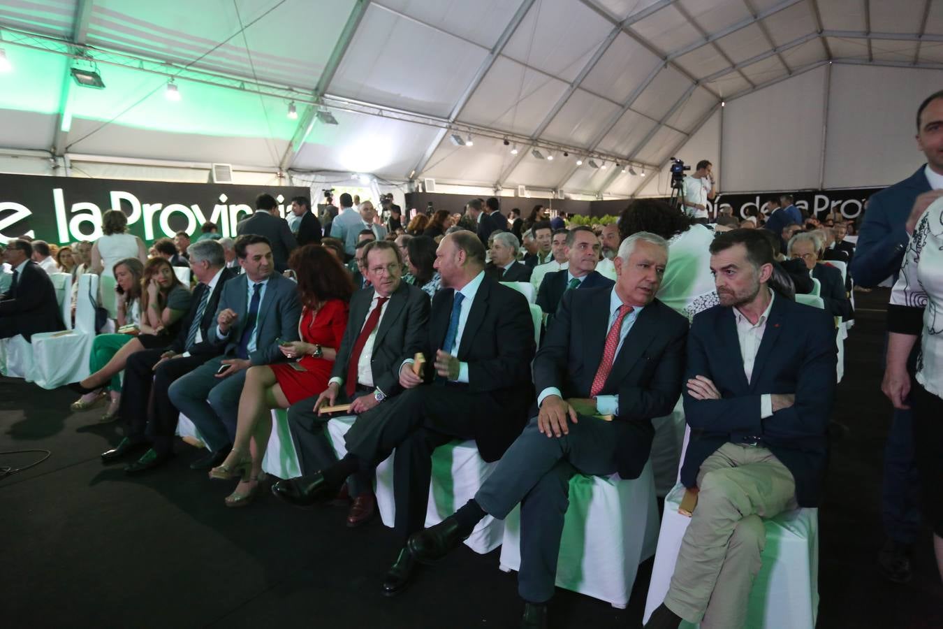 El acto de entrega de medallas de la provincia de Sevilla estuvo presidido por el presidente de la Federación Española de Municipios y Provincias (FEMP) y alcalde de Vigo, Abel Caballero