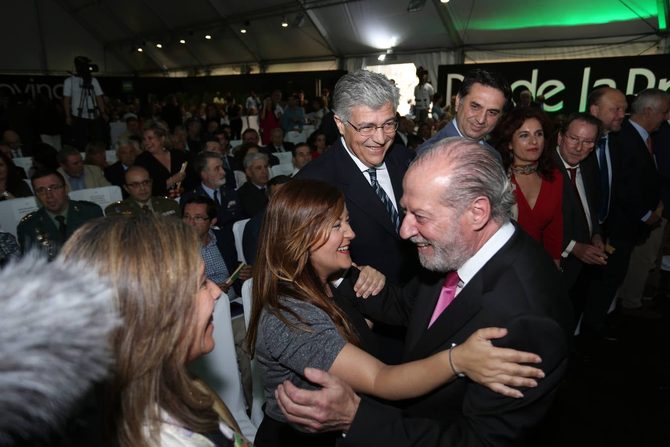 El acto de entrega de medallas de la provincia de Sevilla estuvo presidido por el presidente de la Federación Española de Municipios y Provincias (FEMP) y alcalde de Vigo, Abel Caballero