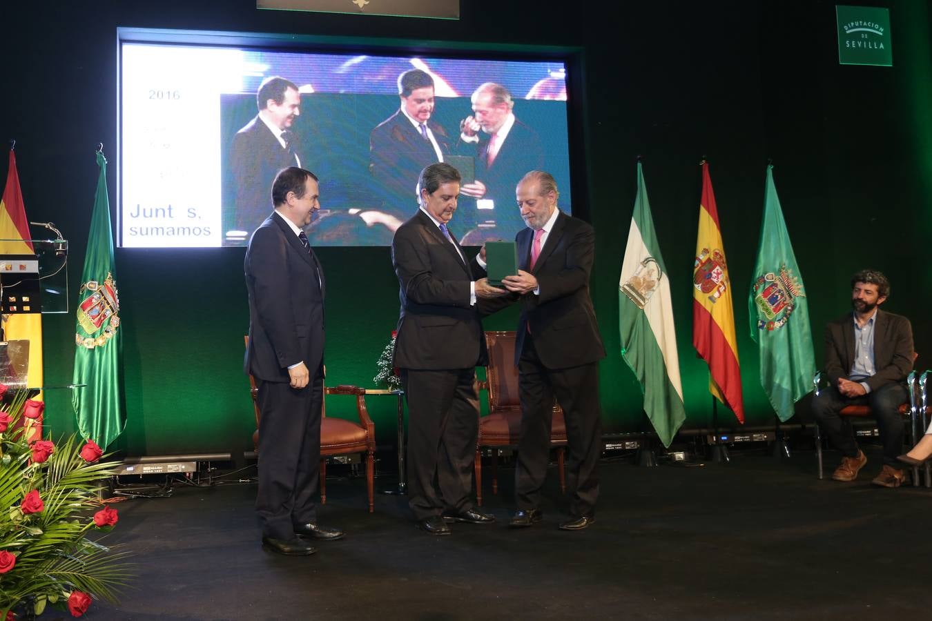 El acto de entrega de medallas de la provincia de Sevilla estuvo presidido por el presidente de la Federación Española de Municipios y Provincias (FEMP) y alcalde de Vigo, Abel Caballero