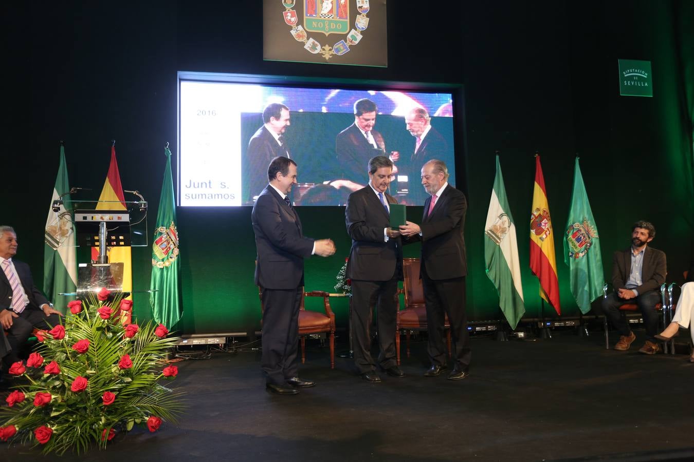 El acto de entrega de medallas de la provincia de Sevilla estuvo presidido por el presidente de la Federación Española de Municipios y Provincias (FEMP) y alcalde de Vigo, Abel Caballero