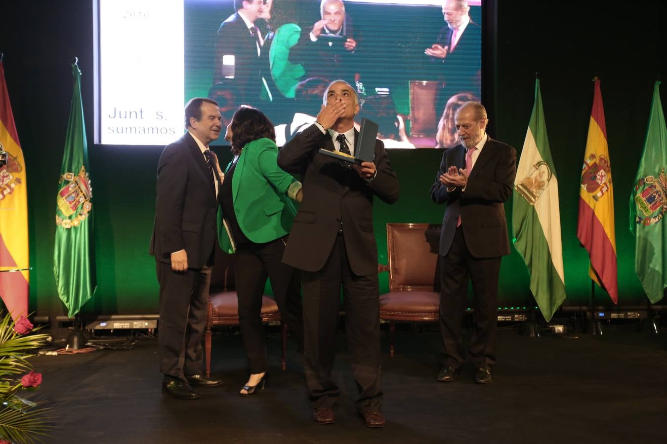 El acto de entrega de medallas de la provincia de Sevilla estuvo presidido por el presidente de la Federación Española de Municipios y Provincias (FEMP) y alcalde de Vigo, Abel Caballero